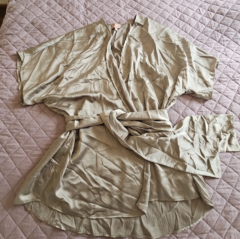 Show Me Your MUMU Olive Freen Elegant Satin‎ Kimono Lsunge Short Robe Sz M